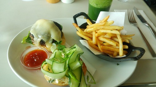 【画像あり】こういうハンバーガーってどうやって食べればいいの？ 	