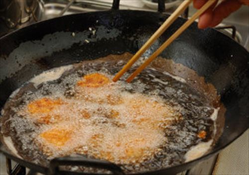 天ぷら油って流しに流してええの?