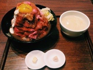 ローストビーフ丼って不味そうなんやけどご飯に合うんか？ 	