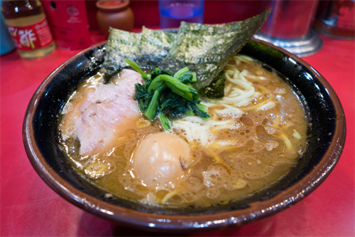 家系ラーメン総本山 横浜吉村家に並んでるけど質問ある?