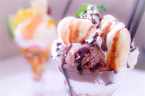 一人焼肉とか一人回転寿司がキツいとか言ってる奴いるけど