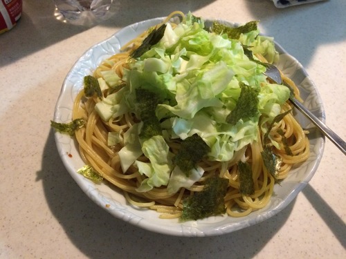 オイスターソースと大盛りキャベツの大盛りパスタ完成！ 	