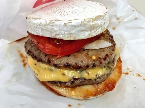 ドムドムバーガーさん、カマンベールチーズで肉を挟んだハンバーガーを販売してしまう  	