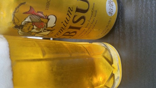 【悲報】ワイ、おいしいと言われているエビスビールを飲むも不味い