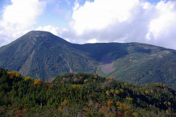 49 北峰から蓼科山を見る