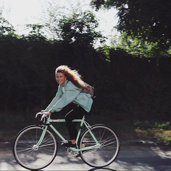 9edd3725d568e80f52b65ecdfb6a13b5--bicycle-girl-beauty-girls