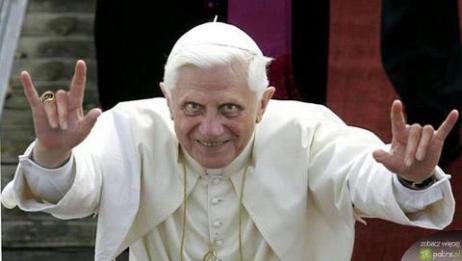 元ローマ法王 ダブルでサタニストポーズ