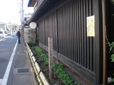 タケル 店頭格子と植え込み