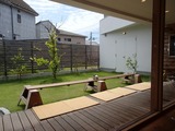 三角屋根 庭とテラス席