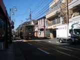 しら川 店の前を通る江ノ電
