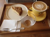 三角屋根 ケーキとカプチーノ