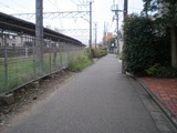 六弥太 ホーム沿いの道