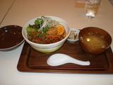 ボウルズ 豚の角煮丼