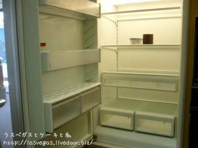 空の冷蔵庫おおお