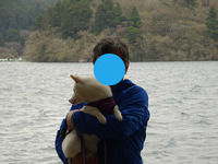 芦ノ湖を背に