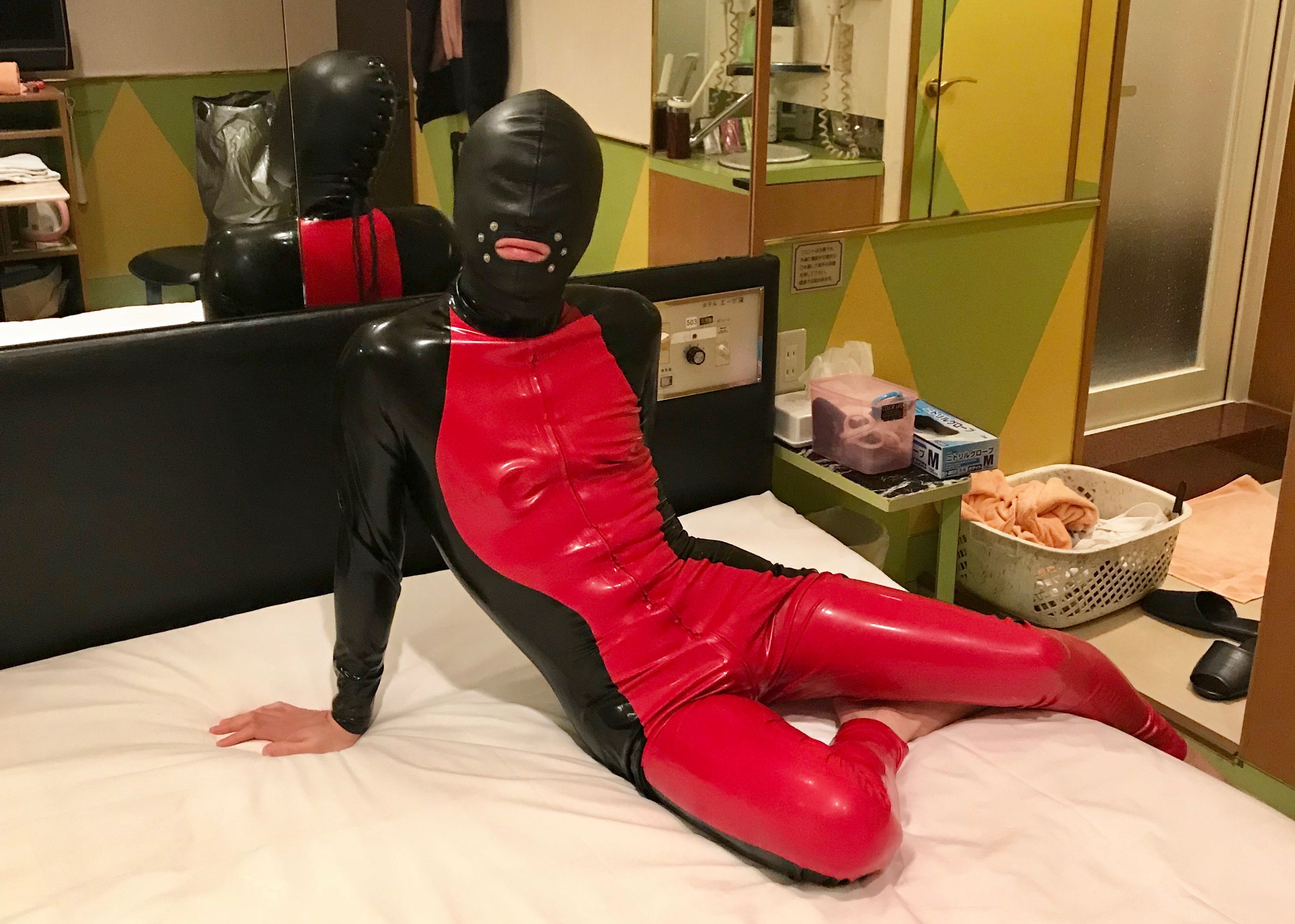 レンタルキャットスーツでポージング!!そのままバキュームベッドへ入ってもらって、最後はヒト犬ボンデージ Posing in Rental  Catsuit, Sleeping in Vacuum bed, and Human Dog Bondage. : 性行為と都市