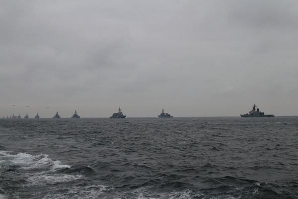 近づく艦隊
