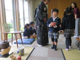 神妙な顔で