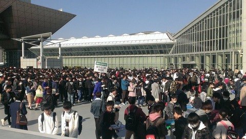 【悲報】欅坂46の握手会でおっさんがゲロ・脱糞で会場大混乱www