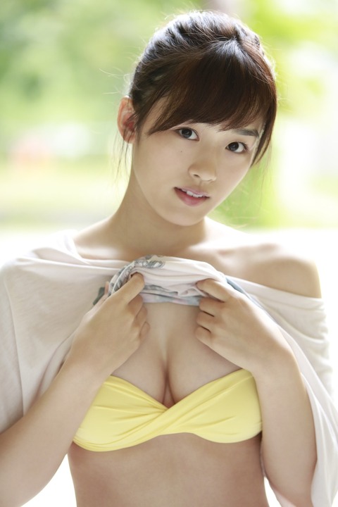 黄色い水着をセクシーに着こなす梅田綾乃の画像