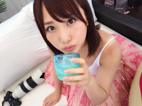【AKB48】高橋朱里の日焼け跡オフショットがエロ過ぎる!!!