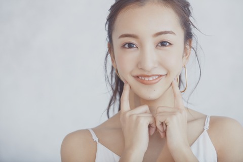【悲報】元AKB48の板野友美さん、YouTubeで1300人収容の会場でのライブ開催を告知するも再生回数が1ヶ月で400回・・・