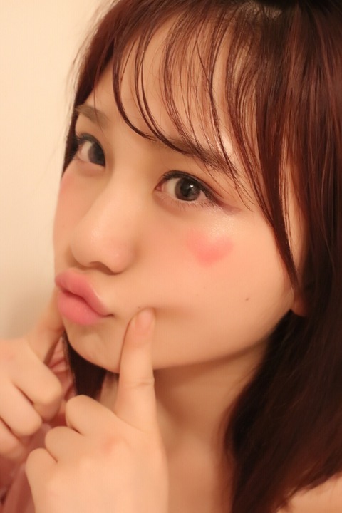 【画像】川栄李奈がヘアメイクして一眼レフで撮った高橋朱里が可愛い!!!