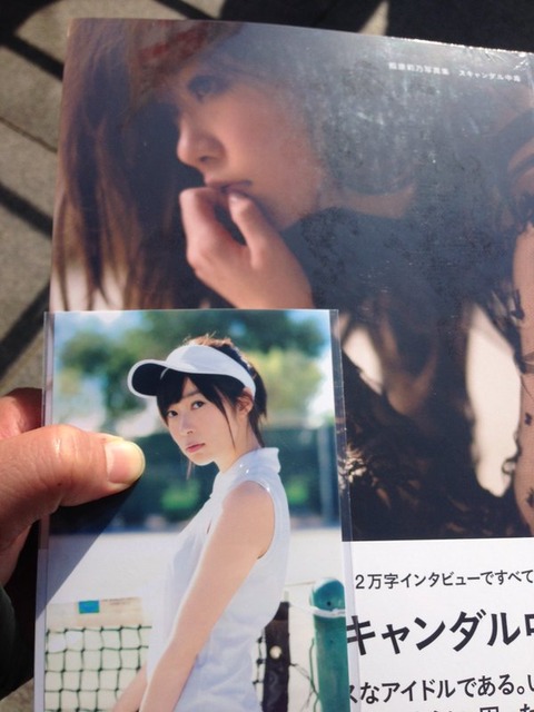 【HKT48】ノーパン生尻丸だしの写真集を野外で手売りするド変態、指原莉乃www