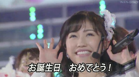 【悲報】唐突にまゆゆバースデー映像→涙サプ始まる→曲中にケーキ登場→曲終わりMC無く次曲紙飛行機(無言でケーキ撤収)