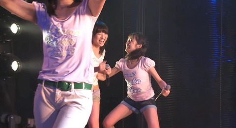 【悲報】AKB48橋本耀がステージ上で襲われる。その後何かのズレを直す。