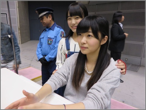 【AKB48G】握手会会場のトイレで必死に髪整えてる奴wwwwww