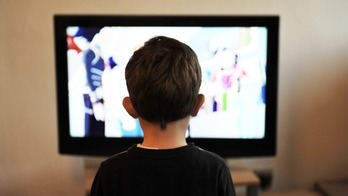 テレビ見る子供プレイ