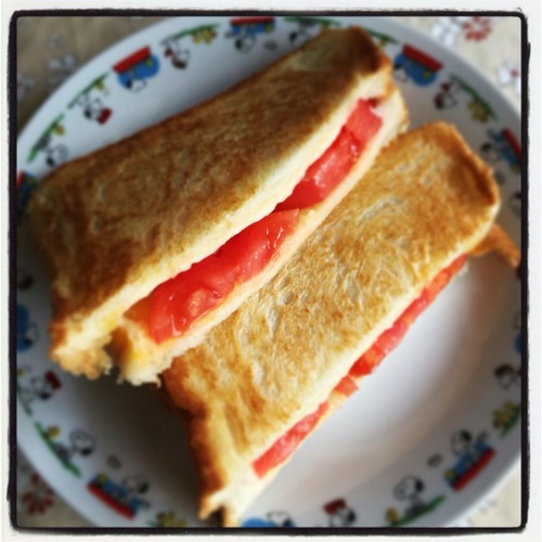 トマトチーズホットサンド