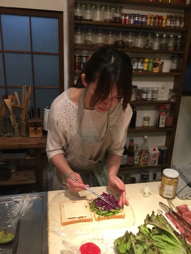 サンドウィッチ作成中