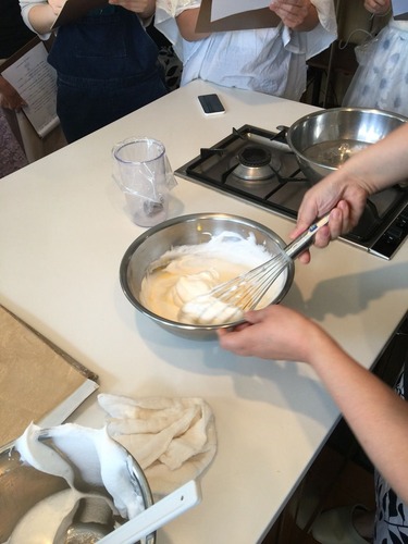 ロールケーキ作成中