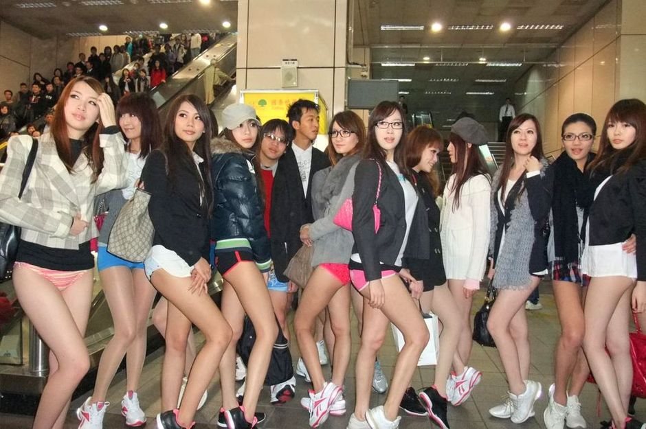 【画像】台湾で女性達がノーパンツで歩きまわるイベントが行われる