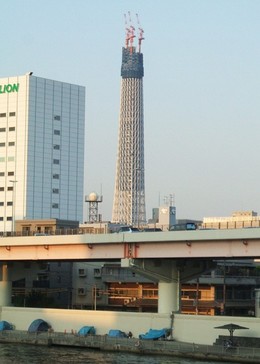 蔵前橋から東京スカイツリーを眺める