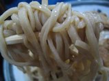 麺を持ち上げる