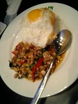 鶏肉とバジルの炒め物とご飯@バンコクキッチン