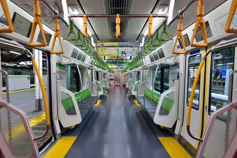JR_East_E235_series_interior_20170817