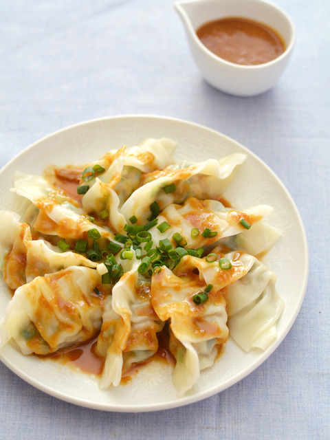 麻辣だれでいただく豚ニラ水餃子R2