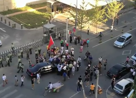 中国デモ隊が米大使公用車を包囲　 米国は遺憾の意  