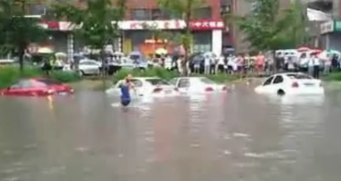 今度は中国でも北京で豪雨で市内が水没、世界大丈夫か・・・  
