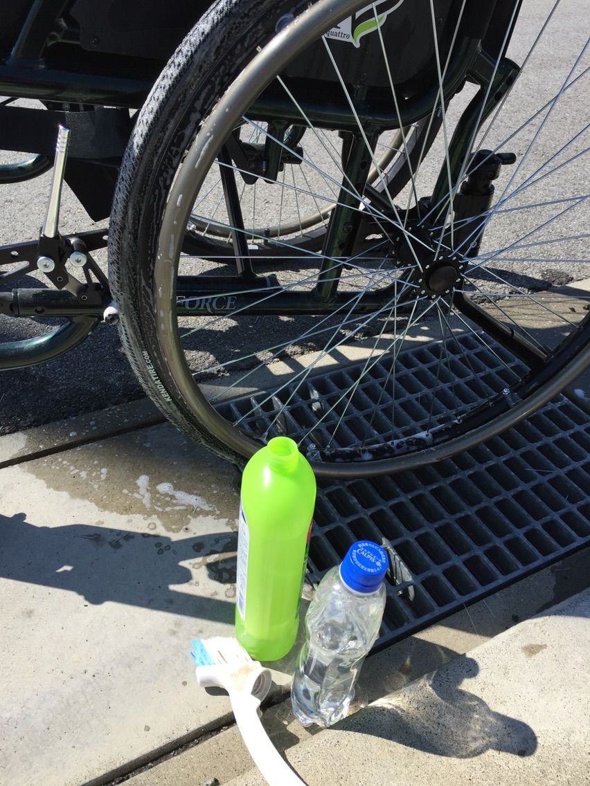 手袋は洗剤に漬けてきたけど捨てたい気分(´,3,`). 車椅子はピカピカになったけど. 気分は晴れないわ(ノ`Д´)ノ彡┻━┻