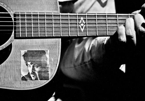 damien-jurado-guitar