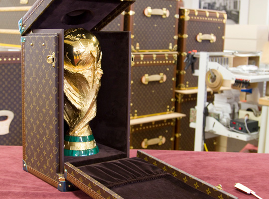 まもなくW杯！FIFAワールドカップトロフィーの専用ケースをご存知です