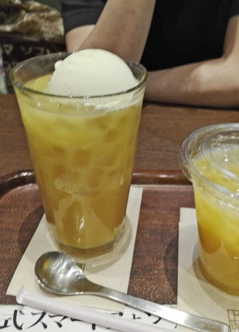 【上島珈琲店】オレンジジュースにアイスクリーム♪