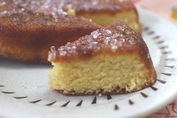 ざらめをのせたカステラケーキ
