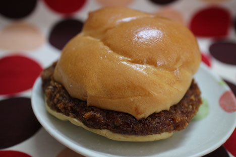 肉の旨味広がるメンチカツバーガー