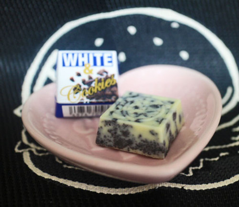 ホワイト&クッキー【チロルチョコ】